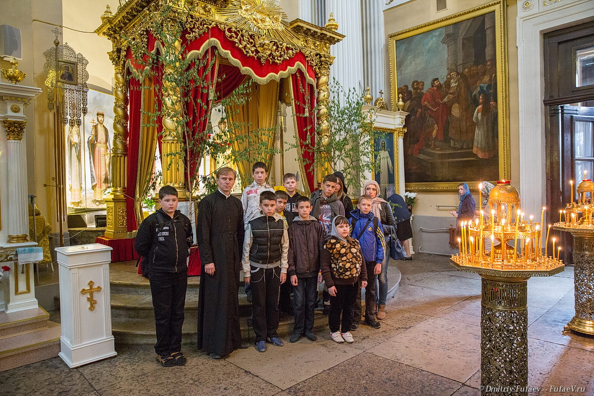 Портрет детей из ДНР у мощей святого благоверного князи Александра Невского
