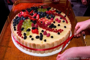 Праздничный торт на День Рождения. Фотограф Дмитрий Фуфаев. Заказ фотографа на День Рождения