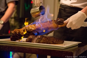 Мясо в огне, подготовка мяса в ресторане к подаче, фотограф в ресторане