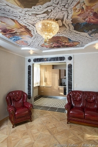 Арка из камня Grigio Carnoco в интерьере гостиной