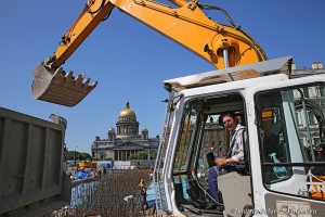 Экскаватор в СПб фото на фоне Исаакиевского собора реконструкция моста ремонтные работы