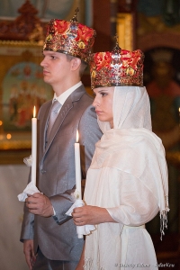 Жених и невеста со свечами в венцах, фото, фотограф на венчание
