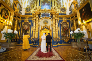 Венчание в Никольском соборе - фото. Жених и невеста у алтаря. Фотосъемка венчания Дмитрий Фуфаев.