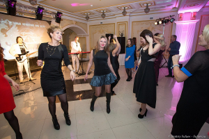 Танцы.  Новогодний корпоратив. Фотограф на праздник Дмитрий Фуфаев.