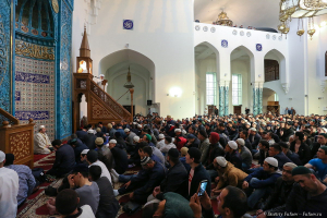 Молящиеся в Соборной мечети. Санкт-Петербург в день праздника Ураза-Байрам. Фотограф Дмитрий Фуфаев.
