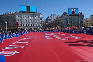 9 мая 2019 год. День победы. Волонтеры несут флаг по Невскому проспекту.