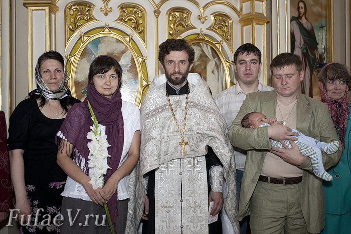 Фотограф на крещение, фото в храме с батюшкой