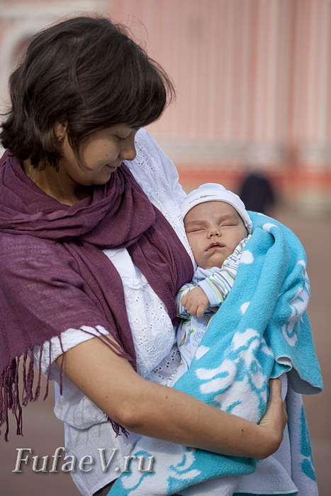 Трогательный портрет с младенцем после крещения, фотограф на крещения