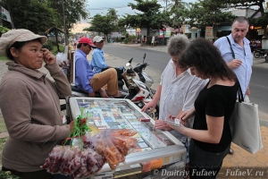 Европейцы покупают сигареты в сигаретном лотке на улице поселка  Мунье. Вьетнам. Фотограф Дмитрий Фуфаев.