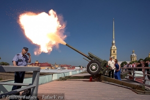 огонь из пушки петропавловки полуденный выстрел в СПб Фотосъемка событий