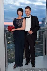 Парадный портрет юбиляров. На фоне Смольного собора в СПб в день серебряной свадьбы. Фотосъемка семейного торжества Дмитрий Фуфаев