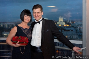 Парадный портрет юбиляров. На фоне Смольного собора в СПб в день серебряной свадьбы. Фотосъемка семейного торжества Дмитрий Фуфаев