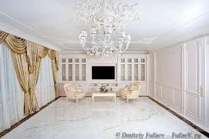 Частный интерьер гостиной. Белый цвет в интерьере.  Пол из натурального камня. Фотограф Дмитрий Фуфаев