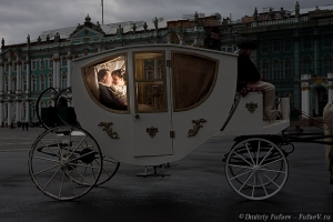 Свадебный фотограф карета на дворцовой площади молодожены в карете