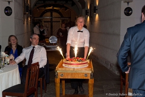 Вынос праздничного торта на День Рождении. Фотограф Дмитрий Фуфаев