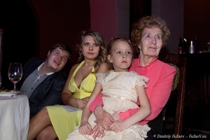 Портрет семьи юбиляра во время шоу мыльных пузырей. День Рождения в замке. Фото в сложных условиях низкой освещенности. Семейный фотограф на День Рождения Дмитрий Фуфаев