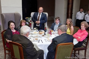 Поздравление юбиляра.  Фотограф на день рождения Дмитрий Фуфаев сохранит неповторимые моменты торжества.