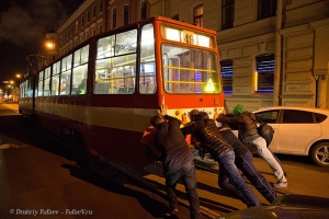 Люди толкают трамвай фото Дмитрий Фуфаев.
