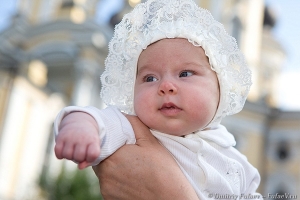 Фотограф на крещение. Детский прортрет на фоне церкви.