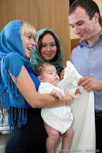 Крещение младенца.