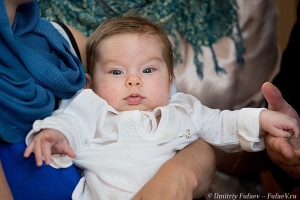Фотограф на крещение младенца. Портрет младенца. Крещение.