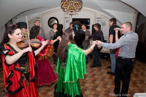 Фотограф на корпоратив, выступление цыганского ансамбля