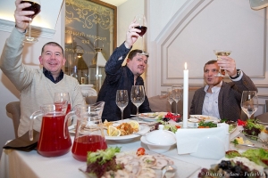 Праздничное застолье фото фотограф на корпоратив мужчины за столом