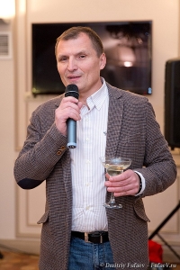 Поздравление  с микрофоном и бокалом, фотограф на корпоратив, фото в ресторане