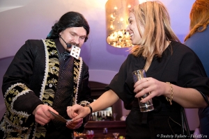 Развлечение гостей. Фокусы с картами. Фото Дмитрий Фуфаев. Фотограф на корпоратив