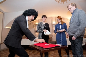 Встреча гостей на корпоративе. Фокусник фото Дмитрий Фуфаев