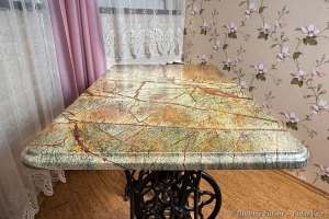 Фото Столик  в интерьере комнаты - мрамор Forest Green Интерьерный фотограф Дмитрий Фуфаев