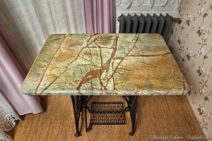 Фото Столик  в интерьере комнаты- мрамор Forest Green Интерьерный фотограф Дмитрий Фуфаев