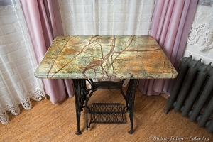 Фото Столик  в интерьере комнаты- мрамор Forest Green Интерьерный фотограф Дмитрий Фуфаев