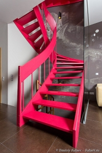 Фотосъемка лестниц, фото красной лестницы, деревянная лестница в интерьере