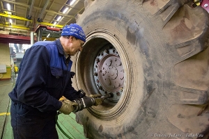 Кировский завод, замена колеса трактора Кировец фото, фотограф на производство
