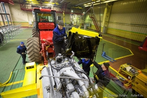 Сборка трактора Кировец на Кировском заводе. Фото Дмитрий Фуфаев.