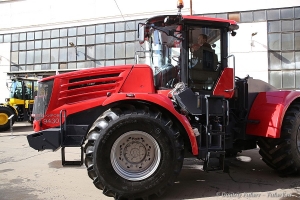 Александр Дворкович в кабине трактора Кировец 9430 на Кировском заводе фото