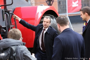 Александр Дворкович выходит из кабины трактора Кировец 9430 на Кировском заводе