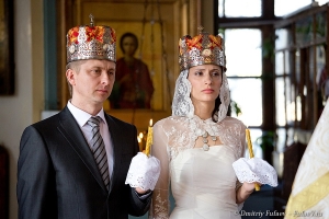 Венчание в храме Ильи Пророка фото мододые с венцами на голове