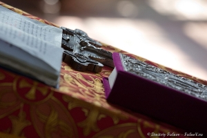 Крест и Евангелие на аналое фото Венчание