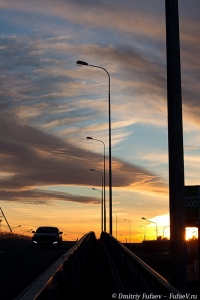 Индустриальный пейзаж, светильник на фоне заката