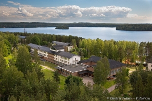 Лагерь Зеркальный фото с птичьего полета, озеро Зеркальное, островок на озере.