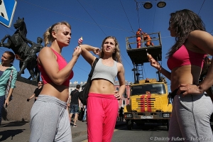 Красивые девушки на Невском, девушки едят лакомства,репортажный фотограф, стрит фотография девушек, лакоство фото.