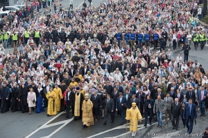 Праздничный крестный ход по Невскому проспекту в день Ништадского мира и в день перенесения мощей святого Александра Невского. Фото Дмитрий Фуфаев.