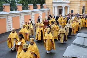 Праздничный крестный ход с мощами святого Александра-Невского в лавре  в день Ништадского мира и в день перенесения мощей святого Александра Невского. Фото Дмитрий Фуфаев.