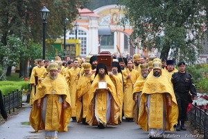 Крестный ход с мощами в Лавре. Фото Дмитрий Фуфаев.
