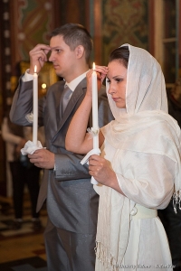 Венчание Дениса и Виктории в Петергофе. свечи на венчании, когда креститься на венчании