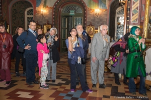 Туристы Туристы в соборе Петра и Павла в Петергофе