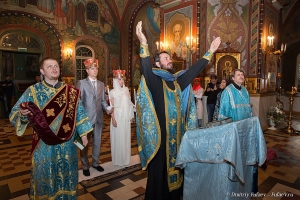 Молитва о новобрачных. Венчание в соборе Петра и Павла в Петергофе фотограф на венчание Дмитрий Фуфаев тел 8-911-008-22-13