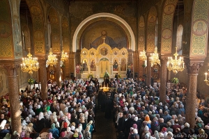 Литургия в Троице-Сергиевой пустыни. Фото Дмитрия Фуфаева.